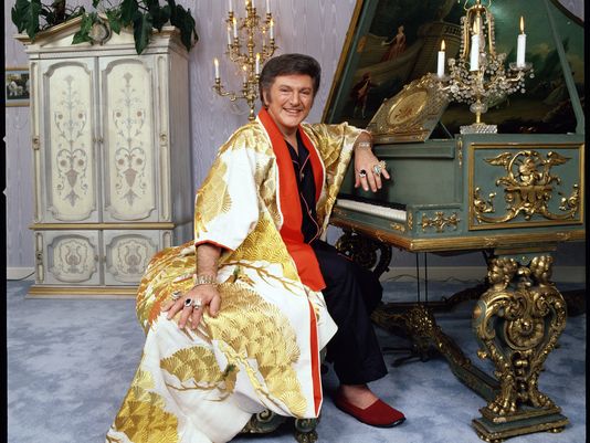 1369531587000-TDS-Liberace-CP-robe-1305252127_4_3